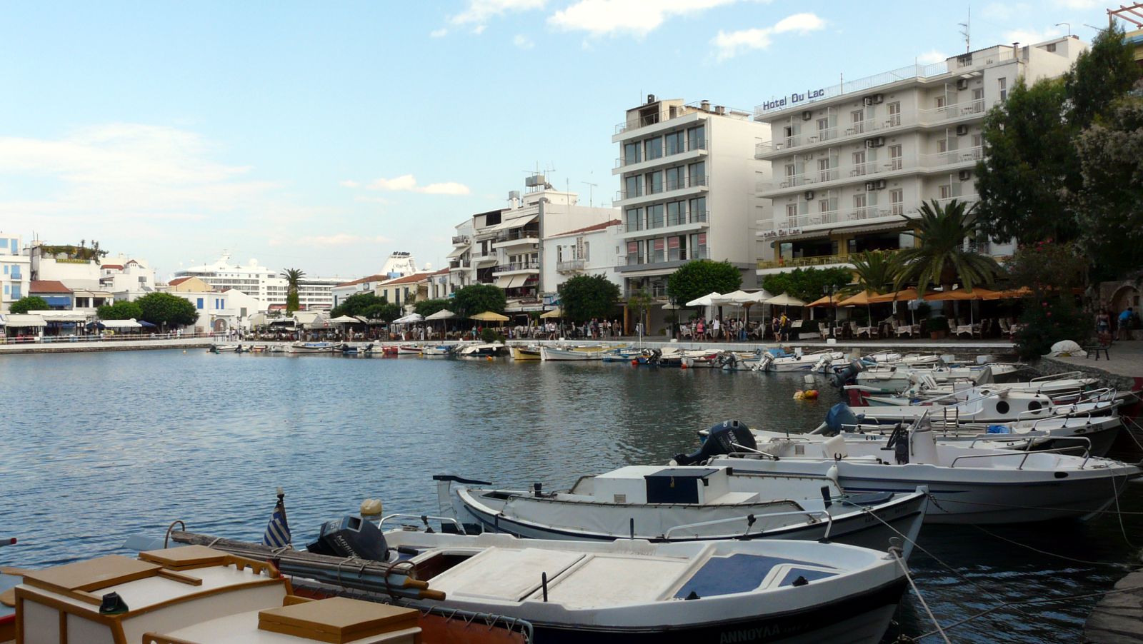 Fischerboote am Kai vom Voulismeni-See 